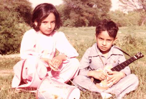 Its ME........ with my sister, with the gifts on my birthday............